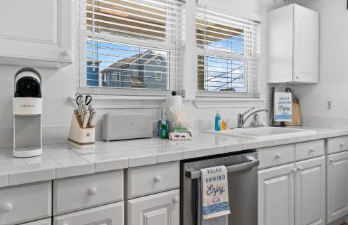 Seaside Sunrise: A Peaceful Escape by the Ocean - Photo 10