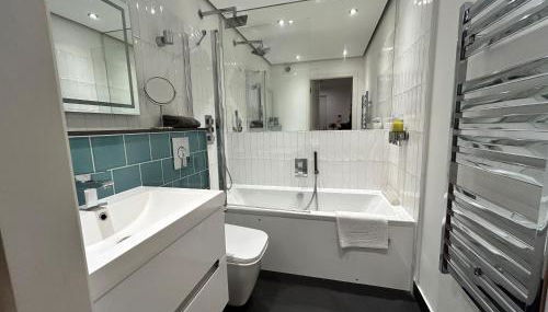 Modern 2BR East London Flat with Balcony near the tube - Foto 3