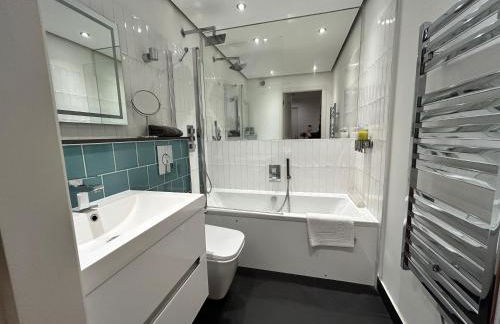 Modern 2BR East London Flat with Balcony near the tube - Foto 3