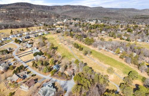 Bright Mountain Cabin with Game Room & Golf Course Views Near Hedgesville, West Virginia - Foto 79