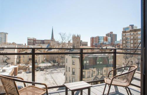 Modern East Side 1BR Apt with Balcony, Pool, and Gym - Foto 7