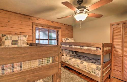 Charming Cabin with Hot Tub, Fire Pit and Views! - Foto 27