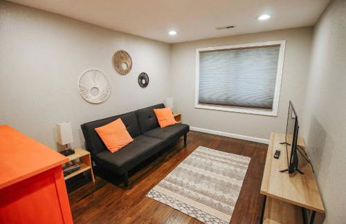 Fenced Yard and Patio W Grill plus Game Room - Foto 18