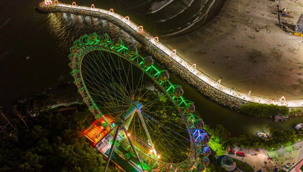 Vista aérea da roda-gigante de Balneário Camboriú