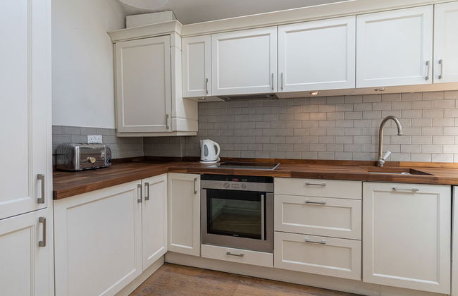 JOIVY Elegant 2-Bed Mews Flat Near Buckingham Palace - Photo 8