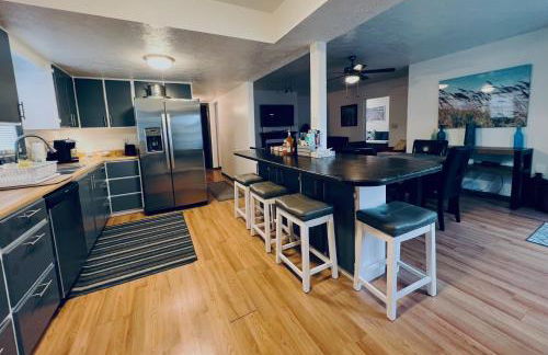 5 Bedroom Lakeside Home Sleeps 12 - Shared Lake Access, Large Yard, Central Air, Fire Pit, Horseshoes & More! - Foto 15