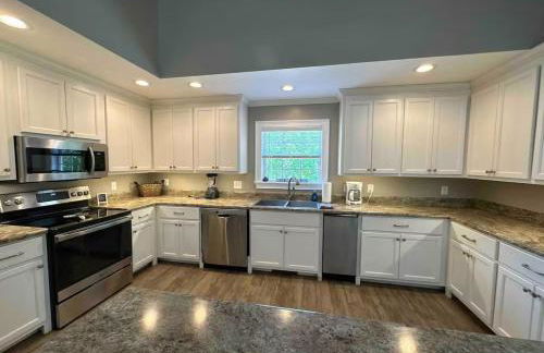 Brushy Creek Lodge - Riverfront, Hot Tub, Fire Pit - Foto 6