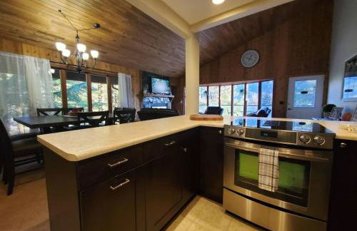 Updated Duplex with Mountain & Filtered Water View - Foto 3