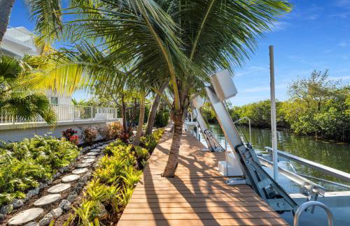 NEW LISTING! Reel Joy Waterfront Luxe with Pool and Private Dock home - Foto 54