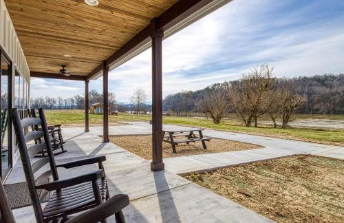 Lazy River Cabin, River Front, Hot Tub, WIFI, 560 in FREE Attraction tickets each paid day! - Foto 4