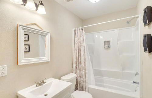 Hemphill Vacation Rental with Pool, Walk to Lake! - Foto 13