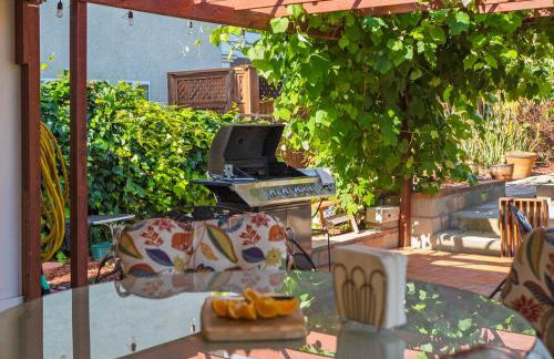 Bay Park Garden Paradise - central Location, AC, Washer Dryer & Private yard! - Foto 27