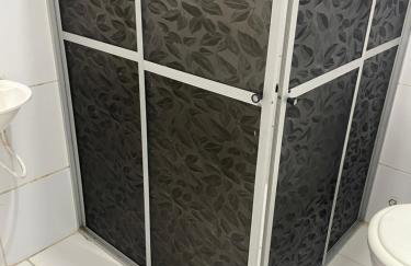 Quarto com sacada possui cama de casal, ventilador e guarda-roupa - Photo 7