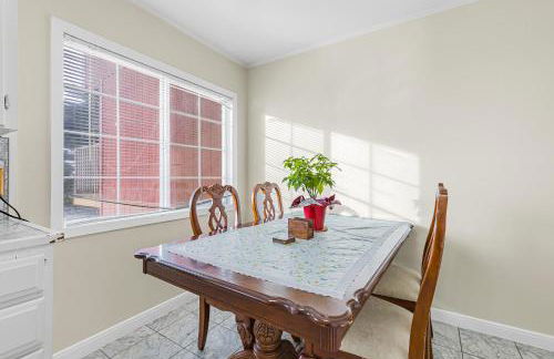 3 Bedroom 2 Bathroom House, Walkable to BART, Free Parking, Views - Foto 4