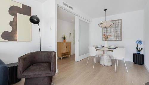 Quiet modern 2 bed apartment with Balcony, Pool and Free Parking - Foto 2