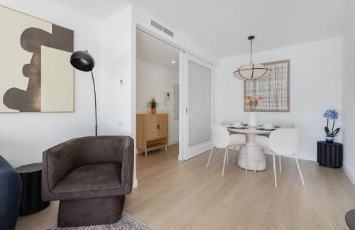 Quiet modern 2 bed apartment with Balcony, Pool and Free Parking - Foto 2