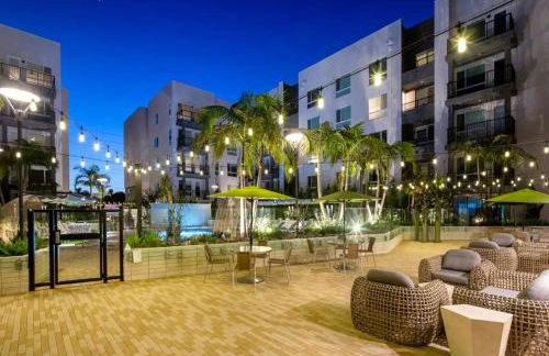 Luxe Deco Haven with Pool, Gym & Parking Close to Disneyland - Foto 23