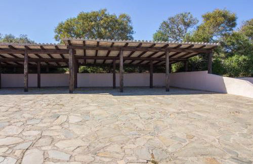 GuestHost - Villa With Private Garden, Parking & Shared Pool! - Foto 32