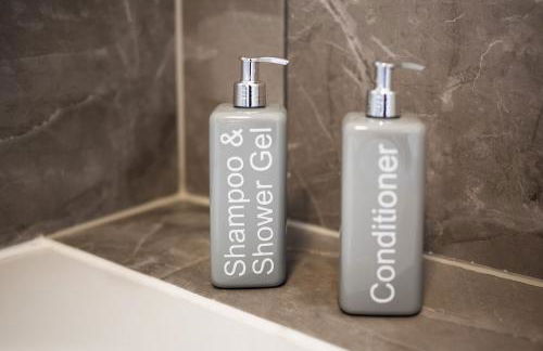 Spacious and Bright 2 Bedroom Apartment, Sleeps 6, 1st Floor with Free Parking, Business and Leisure by Jesswood Properties - Photo 20