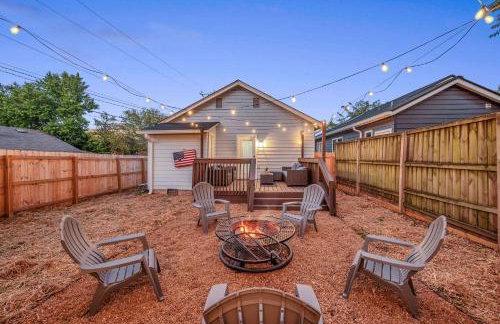 Fully Furnished Bungalow with Deck Near City Center - Foto 2