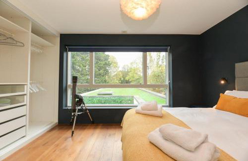 Architect-Designed Luxury Retreat 3BR Chessington - Pass the Keys - Photo 21