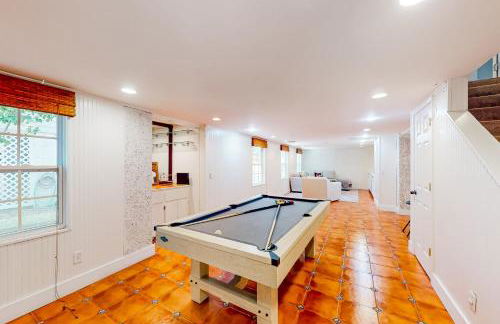 Classic coastal home with game room & private hot tub - walk to beaches - Foto 32