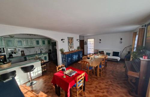 Les Ribas villa groupe, de 4 a 14 personnes, maison familiale, séjour nature, calme, Provence, Plaine des Maures, proche mer, Verdon, randonnée, terrain arboré, jeux enfants, pétanque, ping-pong, cuisine équipée, grande capacité, vacances en groupe - Foto 5