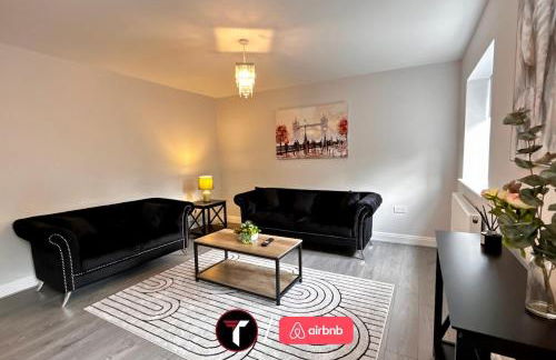 Spacious 4 Bedroom House for 8 Guests Ideal for Families and Contractors, WIFI and Free Parking - Foto 16