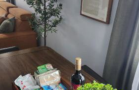 Downtown Naperville Retreat with King bed Near Riverwalk Dedicated Workspace Free Garage Parking Patio - Foto 15