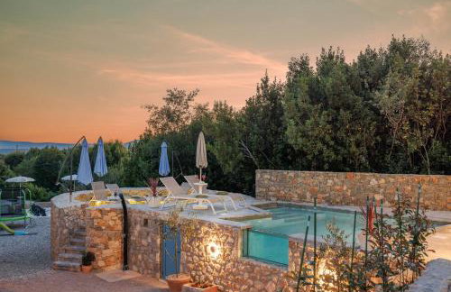 Villa Melary with Pool and Jacuzzi - Photo 2