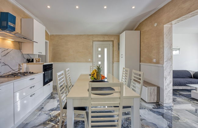 Holiday Home With Pool - Photo 28