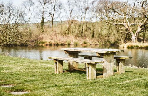 Penuwch Boathouse, Waterside Cottage with indoor Pool, Sauna & Parking - Photo 22