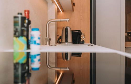 Bright & Contemporary Home with Balcony in Vibrant Piraeus - Foto 24