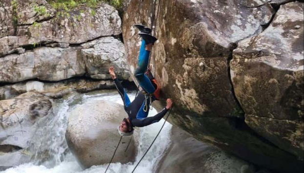 Divertida práctica de rápel en las rocas