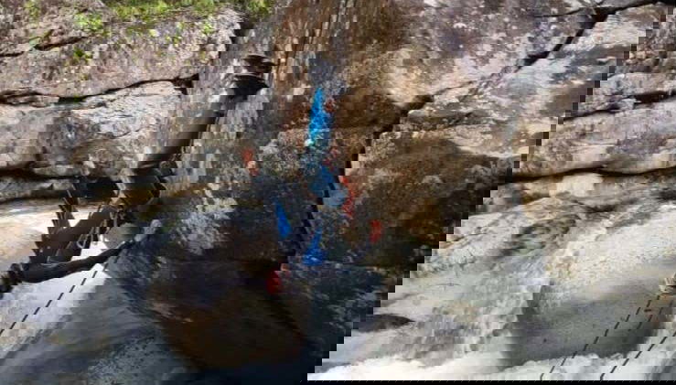 Divertente discesa in corda doppia tra le rocce