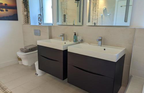 Unique, Spacious, Self-Built Eco Home with huge garden and movie room - Photo 34