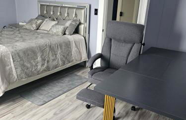 Cozy Roomy family sized apartment on major bus route close to all - Foto 45