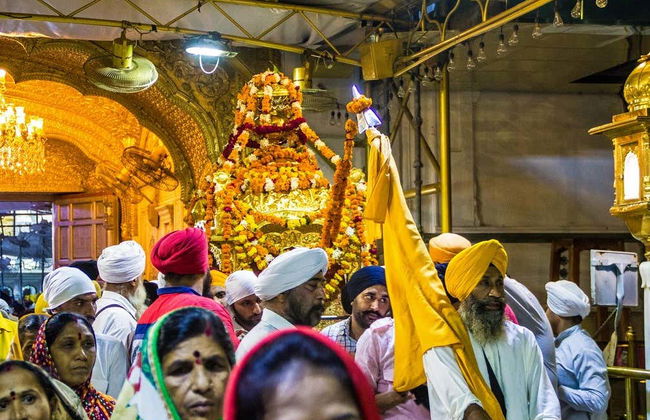 Palki Sahib Ceremony at the Golden Temple - Foto 2