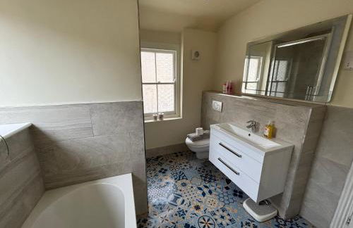 Tenby Victorian Villa with parking, pets allowed - Photo 44