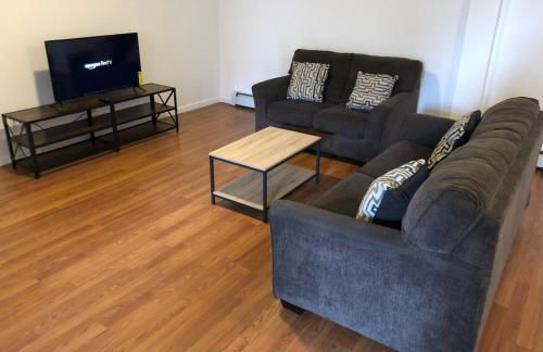 Large apartment, sleeps up to 10 people comfortably, direct NYC Manhattan train only 5 minute walk away, MetLife Stadium FIFA World Cup 25 minutes away - Foto 1