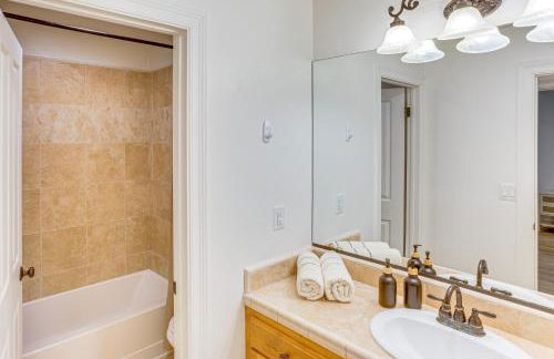 Forest Views and Fire Pit! Cozy Cabin in Crestline - Foto 12