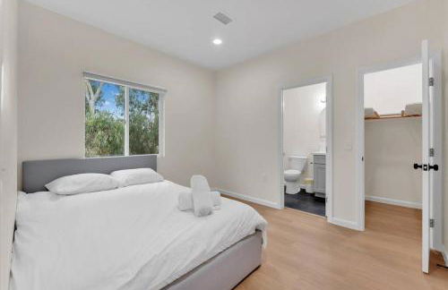 Urban Retreat Fun Relax Self Check-In Hot Tub Foosball Fire Pit Cornhole - Photo 12