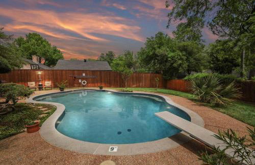 Highland Village - 4BR w Backyard Pool Oasis - Foto 40