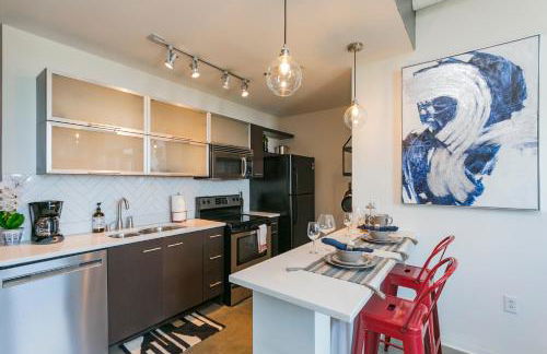 Mid Century Modern Downtown Condo | 30+ Night Min - Foto 6