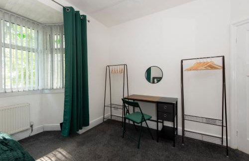 Large House for Groups with Huge Driveway - FREE PARKING - Photo 13