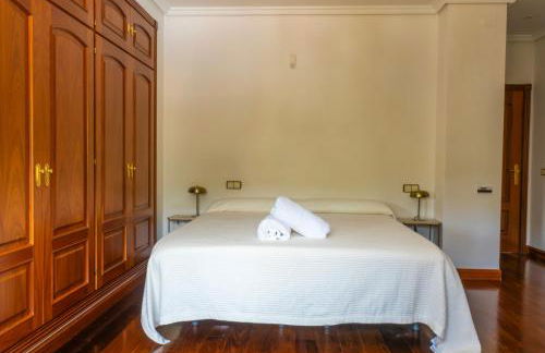 Mansión con Jacuzzi a 40 grados, gran piscina y Pádel - Photo 37