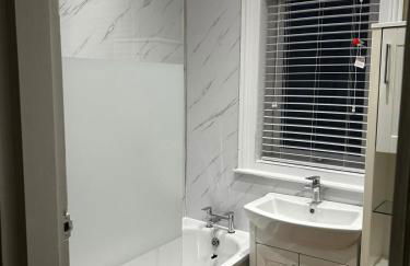 The Green House 3 Bed House - Contractors, Families, Close to city centre, Free Parking - Foto 13