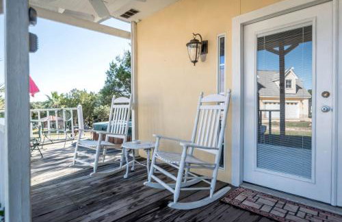 Joyful Cottage Rental for Couples with Poolside Cabana near San Antonio, TX - Foto 25