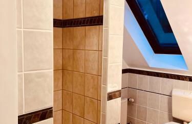 b e d & a g e d e s i g n -medium- wunderschönes Zimmer mit Bad - Rechnungserstellung für Geschäftsreisende & Firmen - Foto 14