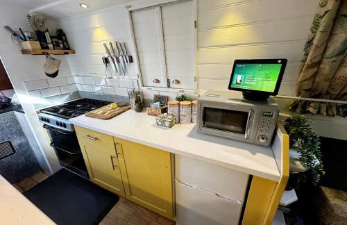 BrightOwl Waterside Narrowboat Cottage Experience - Foto 24